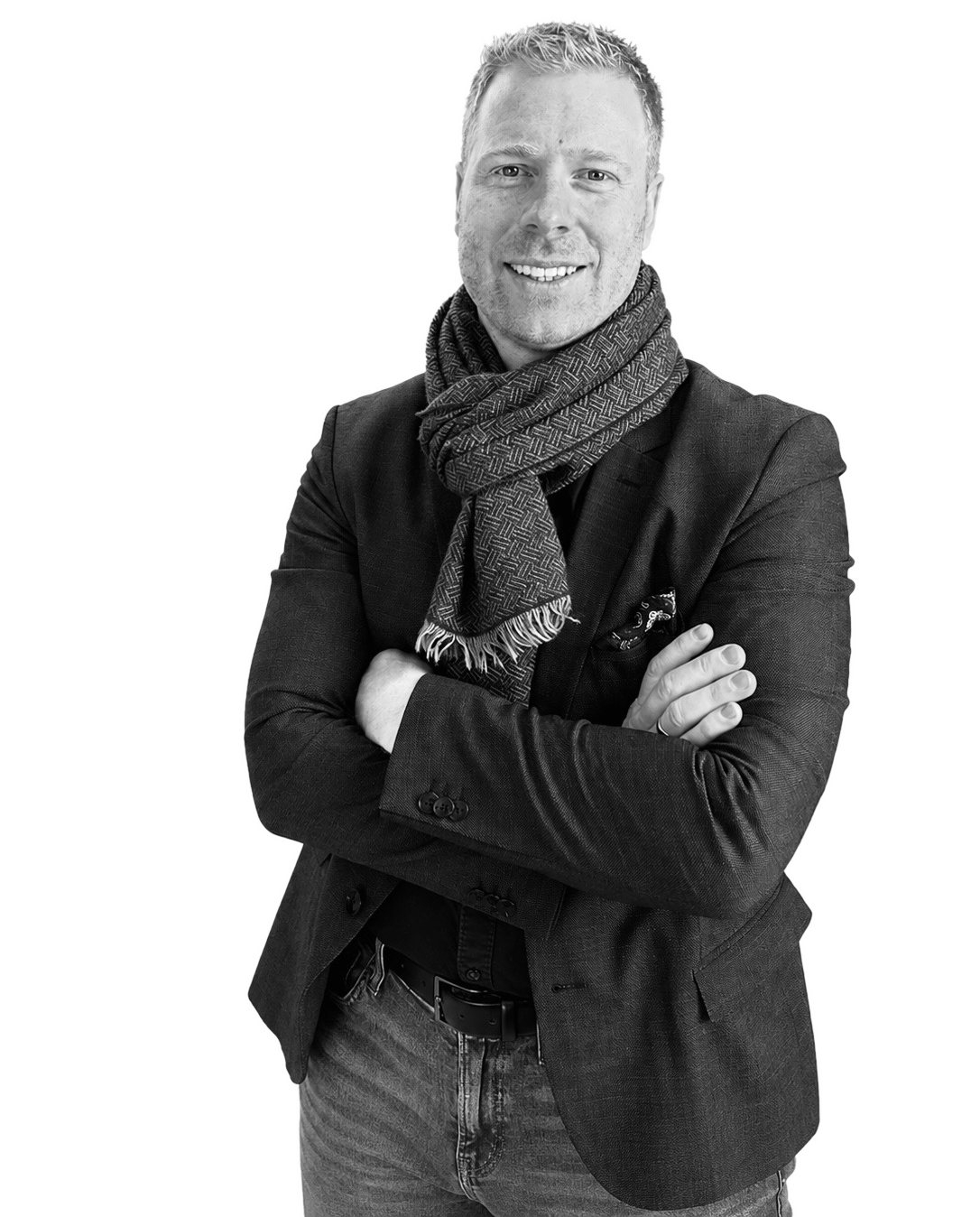 Christoph R. J. Hollender im dunklen Sakko mit Wollschal, die Arme verschränkt – Schwarzweißporträt